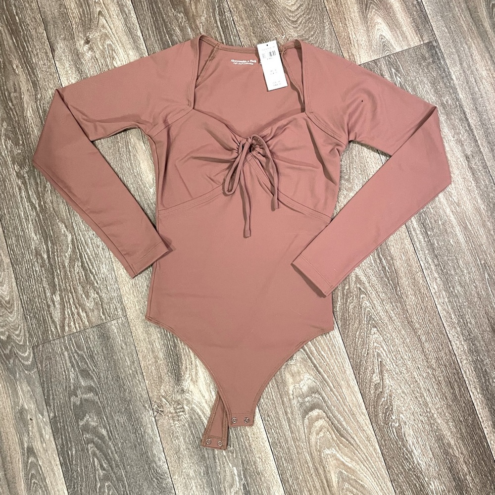 NWT - Long-Sleeve Seamless Fabric Keyhole Bodysuit (Brown/Mauve)